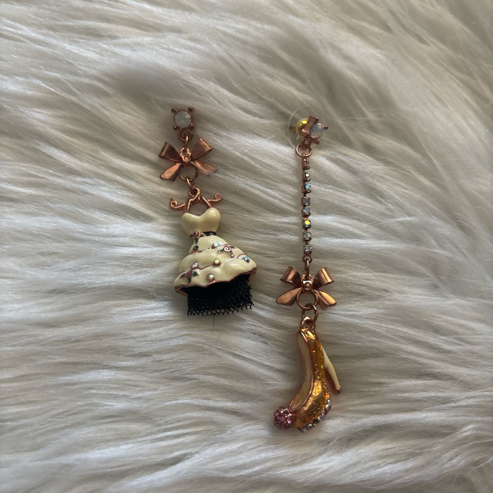 Betsey Johnson Cream Dress & Rose Gold High Heel Mismatched Drop Earrings